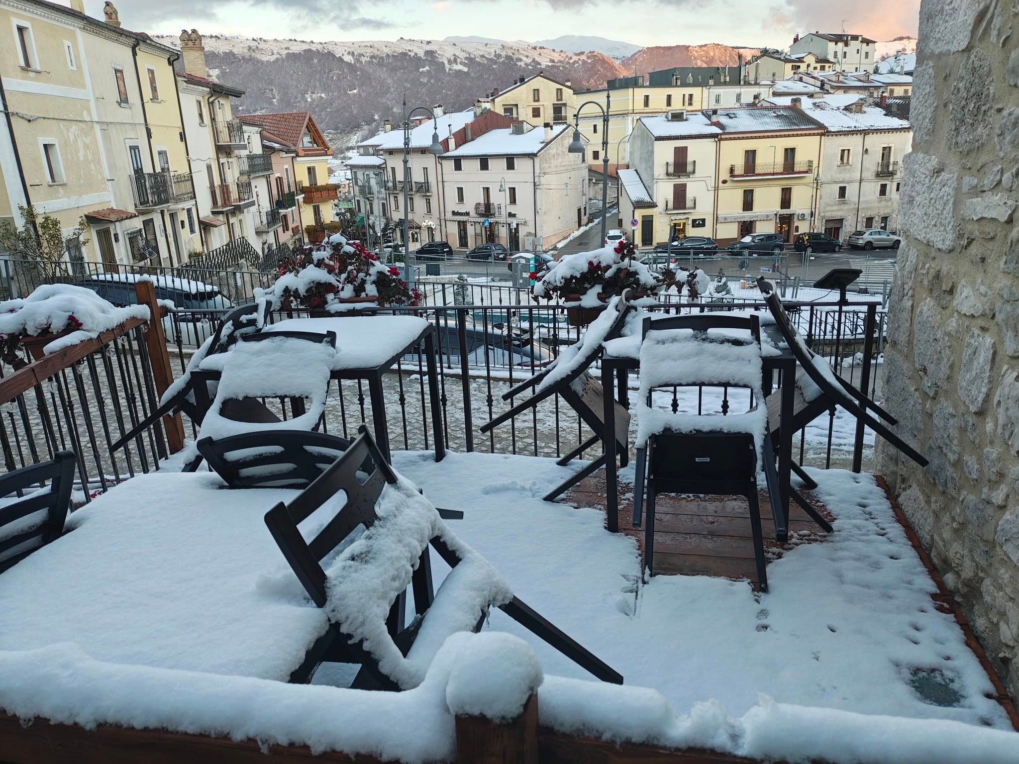 Altopiano delle Rocche: Natale tra borghi, neve e attesa della stagione invernale